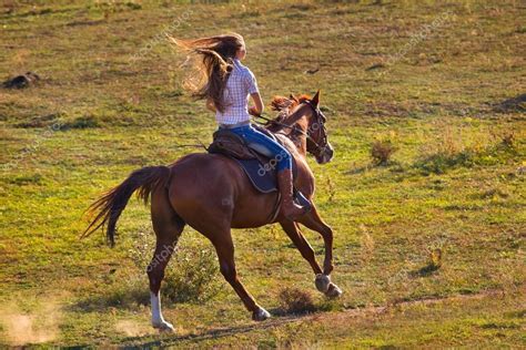 Hermosa chica española decidió excitar el caballo, pero no pensó en lo que podría terminar para ella 18+.